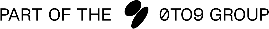 Text mit der Aufschrift „TEIL DER 0TO9-GRUPPE“ mit einem stilisierten schwarzen Logo zwischen den Wörtern.